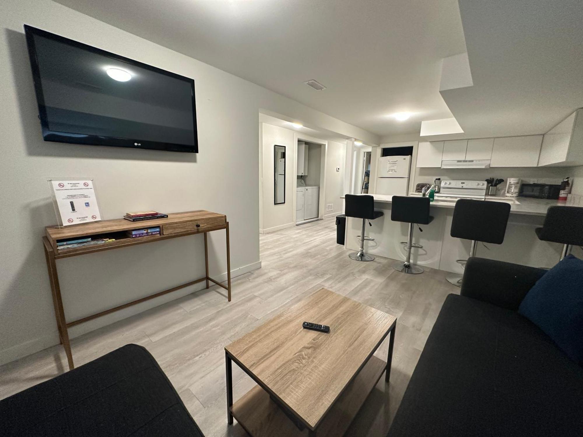 Comfy 2 Bedroom Near The Beach! Pickering Exteriör bild