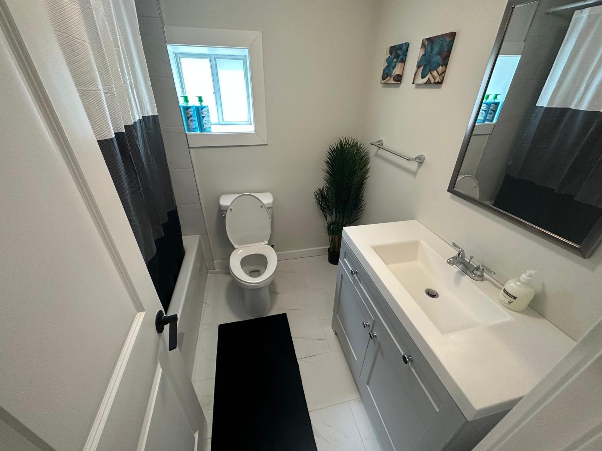 Comfy 2 Bedroom Near The Beach! Pickering Exteriör bild